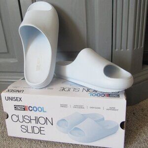 New in box, White Unisex 32 Degrees Cool Slides, size Large M 7-8  W 9-10